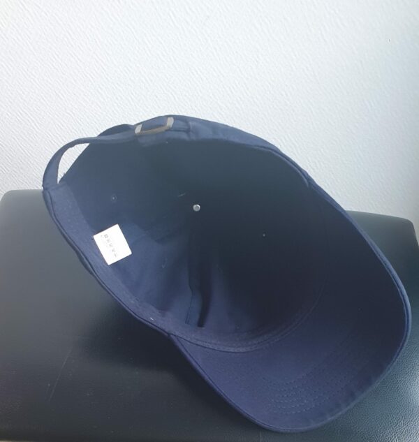 Casquette base-ball tout en coton de couleur unie en un bleu marine. Ce couvre-chef est aussi réglable à l'arrière par un système de boucle facile à utiliser. Entièrement conçu et réalisé en Chine.