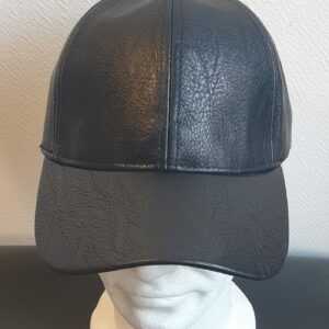 28.1Casquette Base-ball en noir sur un modèle lisse et uni. La matière est en simili cuir. Style classique nouvelle tendance. Possibilité d'extention au niveau du tour de tête car, réglable à l'arrière par un système de boucle facile à utiliser. Prix : 19.95€.