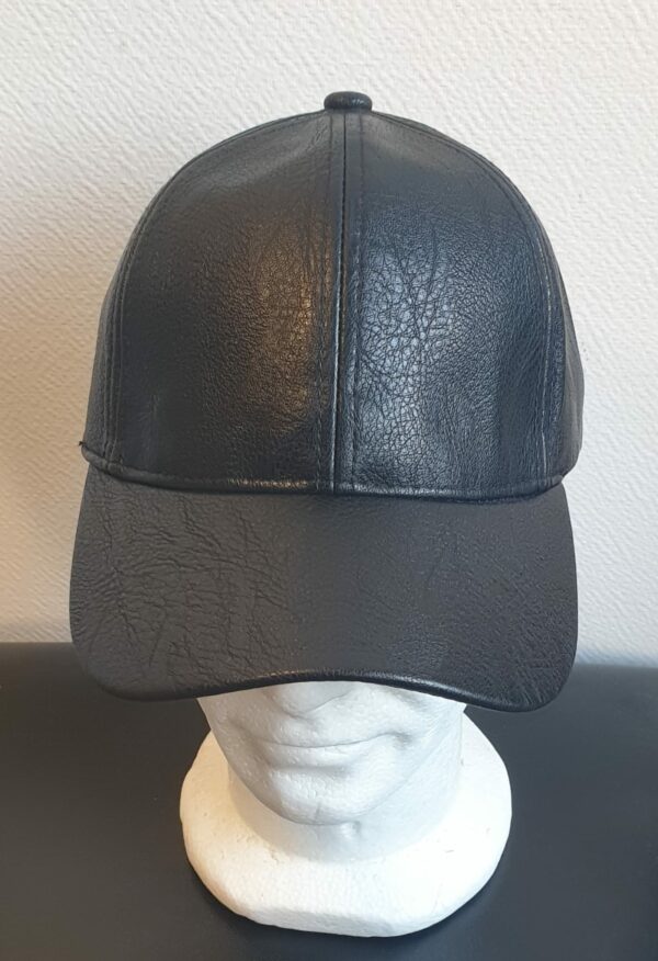 28.1Casquette Base-ball en noir sur un modèle lisse et uni. La matière est en simili cuir. Style classique nouvelle tendance. Possibilité d'extention au niveau du tour de tête car, réglable à l'arrière par un système de boucle facile à utiliser. Prix : 19.95€.