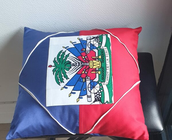1.1Coussin haïtien tout confort en polycoton bicolore. Bande blanche sous forme de losange au devant. Un système de fermeture ouverture permetant le déhoussage. Dimension : 40x * 40cm. Entièrement confectionné aux ateliers AnjeroCréation à Paris. Prix : 27,50€ .