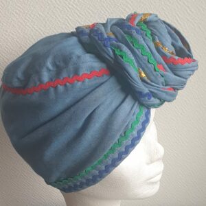 1.1Chapeau-turban carabela haïtien pleine tête. Taille uniforme et cousu de différents zigzags sur quatre couleurs. Entièrement conçu et réalisé aux ateliers AnjeroCréation à Paris. Prix 65.95€