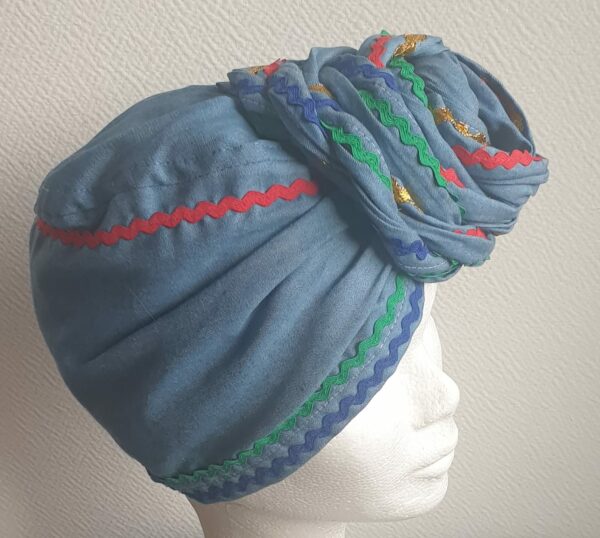 1.1Chapeau-turban carabela haïtien pleine tête. Taille uniforme et cousu de différents zigzags sur quatre couleurs. Entièrement conçu et réalisé aux ateliers AnjeroCréation à Paris. Prix 65.95€