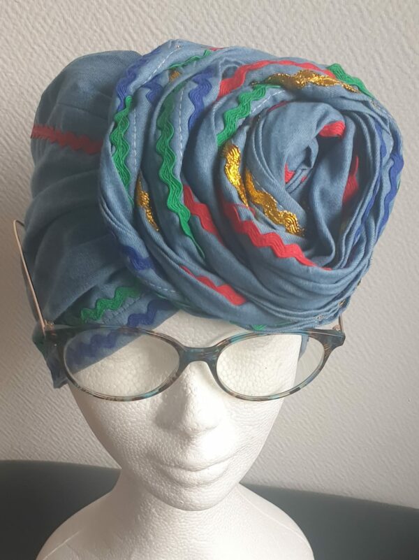 1.2Chapeau-turban carabela haïtien pleine tête. Taille uniforme et cousu de différents zigzags sur quatre couleurs. Entièrement conçu et réalisé aux ateliers AnjeroCréation à Paris.