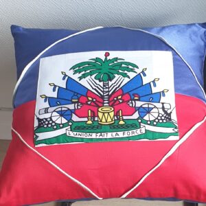 1.2Coussin haïtien tout confort en polycoton bicolore. Bande blanche sous forme de losange au devant. Un système de fermeture ouverture permetant le déhoussage. Dimension : 40x * 40cm. Entièrement confectionné aux ateliers AnjeroCréation à Paris.
