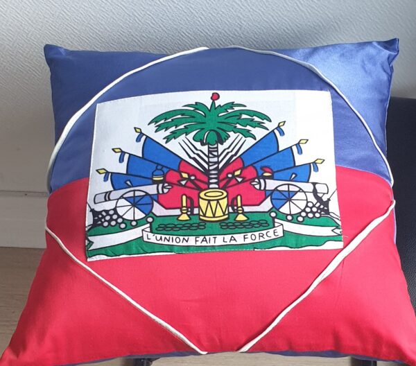 1.2Coussin haïtien tout confort en polycoton bicolore. Bande blanche sous forme de losange au devant. Un système de fermeture ouverture permetant le déhoussage. Dimension : 40x * 40cm. Entièrement confectionné aux ateliers AnjeroCréation à Paris.