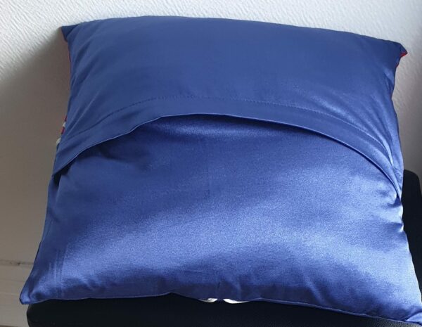 1.3Coussin haïtien tout confort en polycoton bicolore. Bande blanche sous forme de losange au devant. Un système de fermeture ouverture permetant le déhoussage. Dimension : 40x * 40cm. Entièrement confectionné aux ateliers AnjeroCréation à Paris.