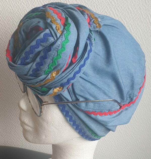 1.3Chapeau-turban carabela haïtien pleine tête. Taille uniforme et cousu de différents zigzags sur quatre couleurs. Entièrement conçu et réalisé aux ateliers AnjeroCréation à Paris.