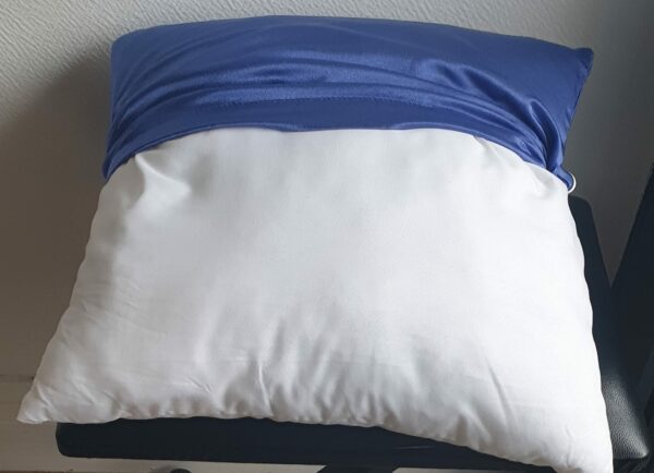 1.4Coussin haïtien tout confort en polycoton bicolore. Bande blanche sous forme de losange au devant. Un système de fermeture ouverture permetant le déhoussage. Dimension : 40x * 40cm. Entièrement confectionné aux ateliers AnjeroCréation à Paris.