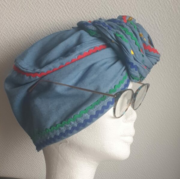 1.4Chapeau-turban carabela haïtien pleine tête. Taille uniforme et cousu de différents zigzags sur quatre couleurs. Entièrement conçu et réalisé aux ateliers AnjeroCréation à Paris.