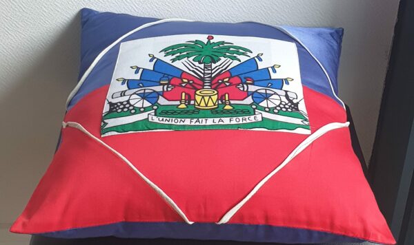 1.5Coussin haïtien tout confort en polycoton bicolore. Bande blanche sous forme de losange au devant. Un système de fermeture ouverture permetant le déhoussage. Dimension : 40x * 40cm. Entièrement confectionné aux ateliers AnjeroCréation à Paris.
