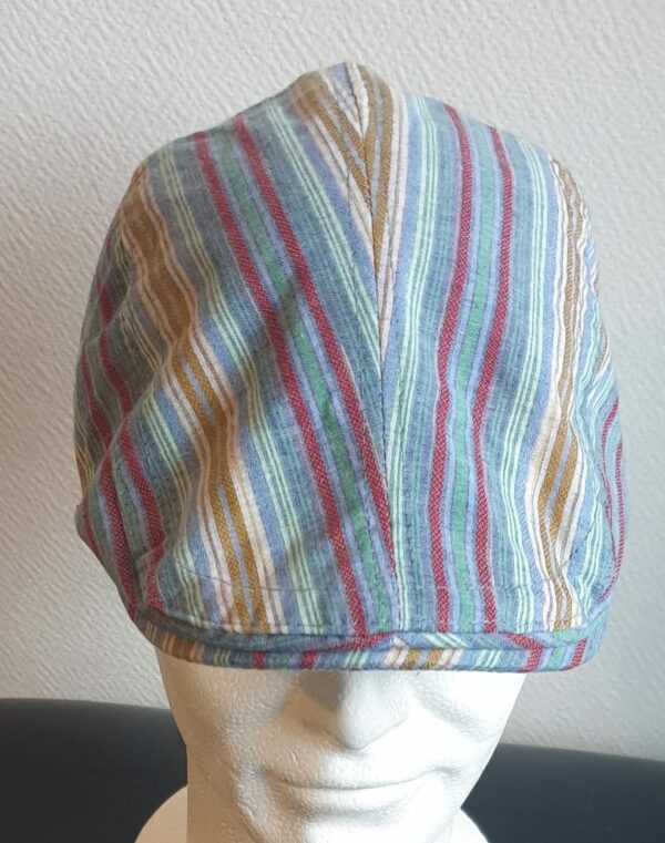 13.1Béret stylé tendance bleu ciel, composé d'un doux tissu lin-viscose et entièrement doublé à l'intérieur. Réglable à l'arrière par un système de boucle de serrage facile à utiliser et s'adapte à toutes les formes de visage, fin ou rond. Ce couvre-chef agréable à porter, vous permettera de sublimer et renforcer votre look. Taille unique.