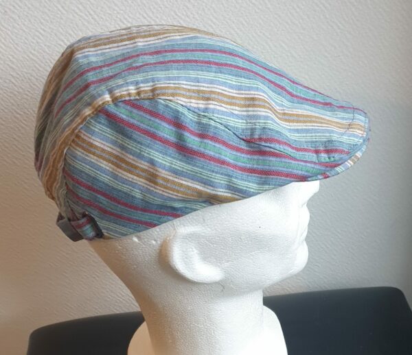 13.3Béret stylé tendance bleu ciel, composé d'un doux tissu lin-viscose et entièrement doublé à l'intérieur. Réglable à l'arrière par un système de boucle de serrage facile à utiliser et s'adapte à toutes les formes de visage, fin ou rond. Ce couvre-chef agréable à porter, vous permettera de sublimer et renforcer votre look. Taille unique.