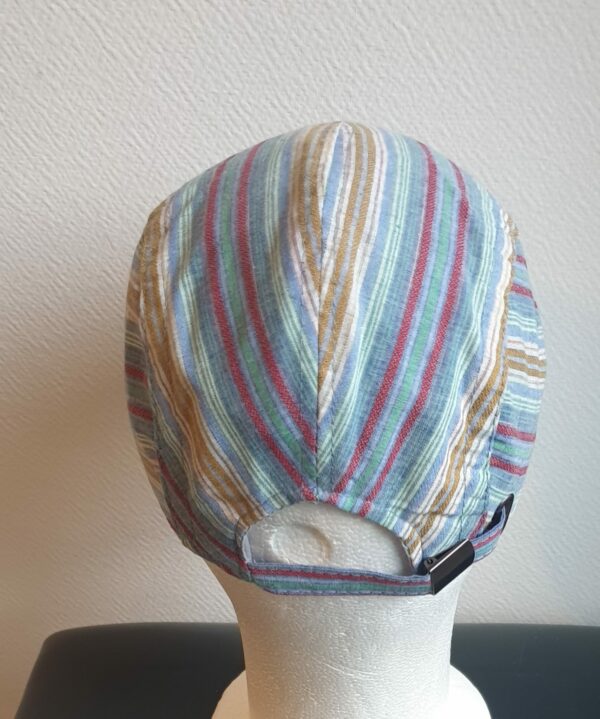 13.4Béret stylé tendance bleu ciel, composé d'un doux tissu lin-viscose et entièrement doublé à l'intérieur. Réglable à l'arrière par un système de boucle de serrage facile à utiliser et s'adapte à toutes les formes de visage, fin ou rond. Ce couvre-chef agréable à porter, vous permettera de sublimer et renforcer votre look. Taille unique.