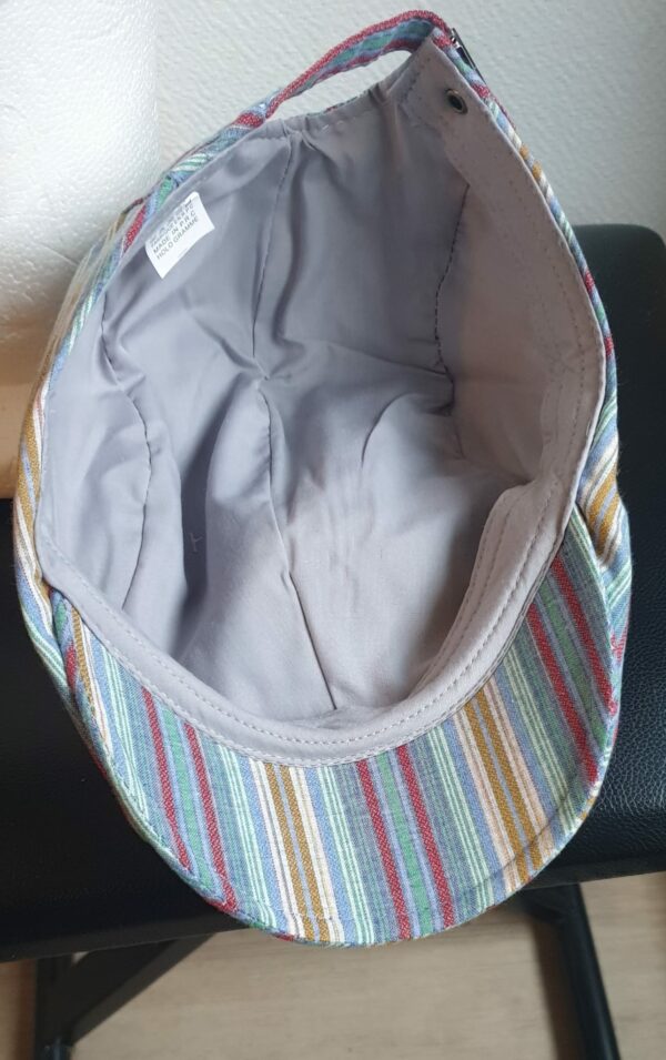 13.5Béret stylé tendance bleu ciel, composé d'un doux tissu lin-viscose et entièrement doublé à l'intérieur. Réglable à l'arrière par un système de boucle de serrage facile à utiliser et s'adapte à toutes les formes de visage, fin ou rond. Ce couvre-chef agréable à porter, vous permettera de sublimer et renforcer votre look. Taille unique.