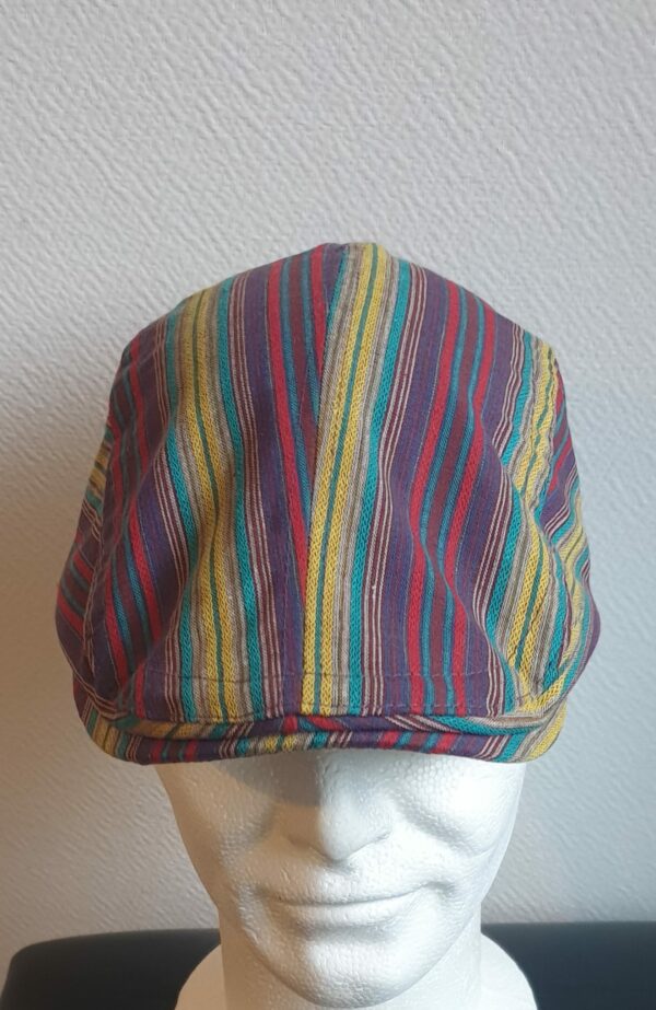 16.1Béret stylé tendance bordeau, composé d'un doux tissu lin-viscose et entièrement doublé à l'intérieur. Réglable à l'arrière par un système de boucle de serrage facile à utiliser et s'adapte à toutes les formes de visage, fin ou rond. Ce couvre-chef agréable à porter, vous permettera de sublimer et renforcer votre look. Taille unique.