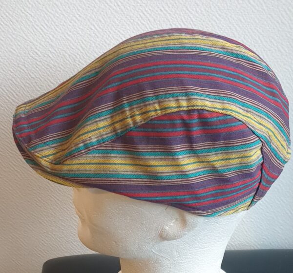 16.2Béret stylé tendance bordeau, composé d'un doux tissu lin-viscose et entièrement doublé à l'intérieur. Réglable à l'arrière par un système de boucle de serrage facile à utiliser et s'adapte à toutes les formes de visage, fin ou rond. Ce couvre-chef agréable à porter, vous permettera de sublimer et renforcer votre look. Taille unique.