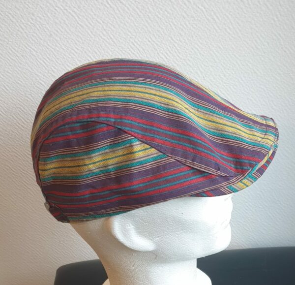 16.3Béret stylé tendance bordeau, composé d'un doux tissu lin-viscose et entièrement doublé à l'intérieur. Réglable à l'arrière par un système de boucle de serrage facile à utiliser et s'adapte à toutes les formes de visage, fin ou rond. Ce couvre-chef agréable à porter, vous permettera de sublimer et renforcer votre look. Taille unique.