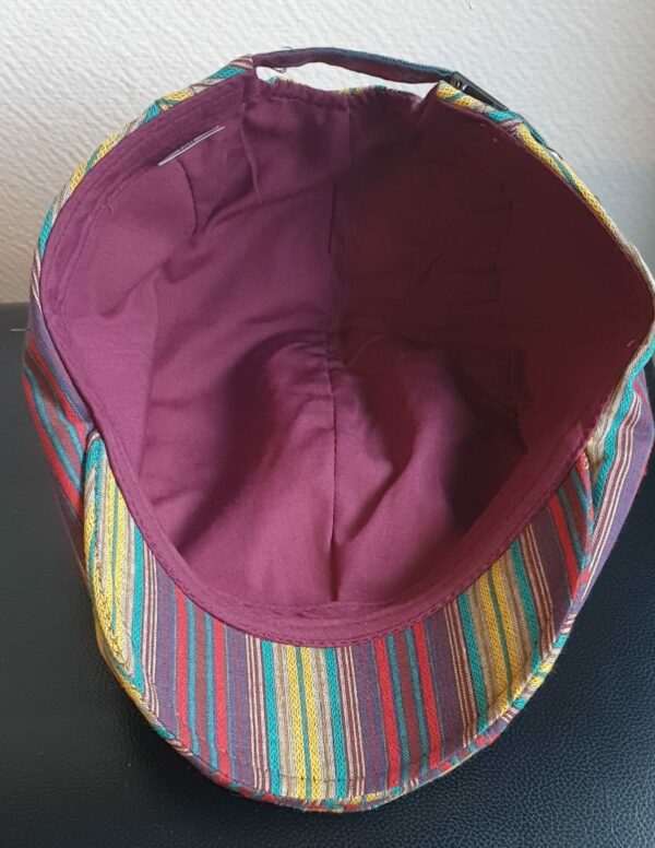 16.4Béret stylé tendance bordeau, composé d'un doux tissu lin-viscose et entièrement doublé à l'intérieur. Réglable à l'arrière par un système de boucle de serrage facile à utiliser et s'adapte à toutes les formes de visage, fin ou rond. Ce couvre-chef agréable à porter, vous permettera de sublimer et renforcer votre look. Taille unique.