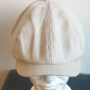 17.1Béret casquette d'été en beige, léger à porter et en tissu lin viscose. Entièrement doublé sur un textile polyester. Ajout d'une extension sous forme d'élastique à l'arrière pour la convenance. Taille : 57, 59. Prix : 23.50€