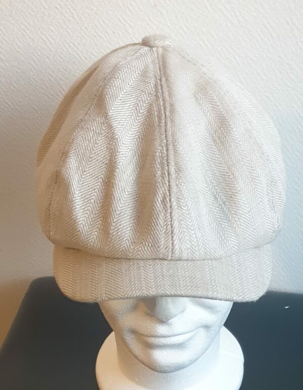 17.1Béret casquette d'été en beige, léger à porter et en tissu lin viscose. Entièrement doublé sur un textile polyester. Ajout d'une extension sous forme d'élastique à l'arrière pour la convenance. Taille : 57, 59. Prix : 23.50€