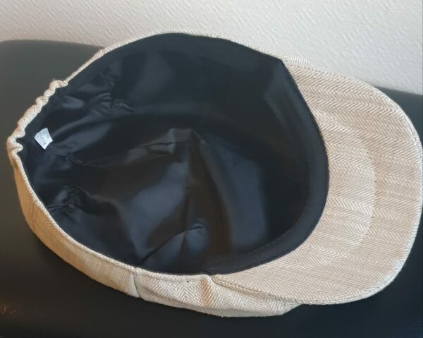 17.2Béret casquette d'été en beige, léger à porter et en tissu lin viscose. Entièrement doublé sur un textile polyester. Ajout d'une extension sous forme d'élastique à l'arrière pour la convenance. Taille : 57, 59.