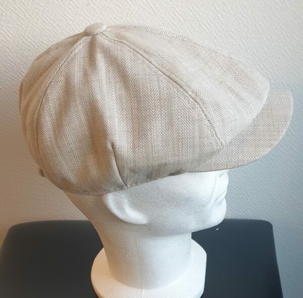 17.3Béret casquette d'été en beige, léger à porter et en tissu lin viscose. Entièrement doublé sur un textile polyester. Ajout d'une extension sous forme d'élastique à l'arrière pour la convenance. Taille : 57, 59.