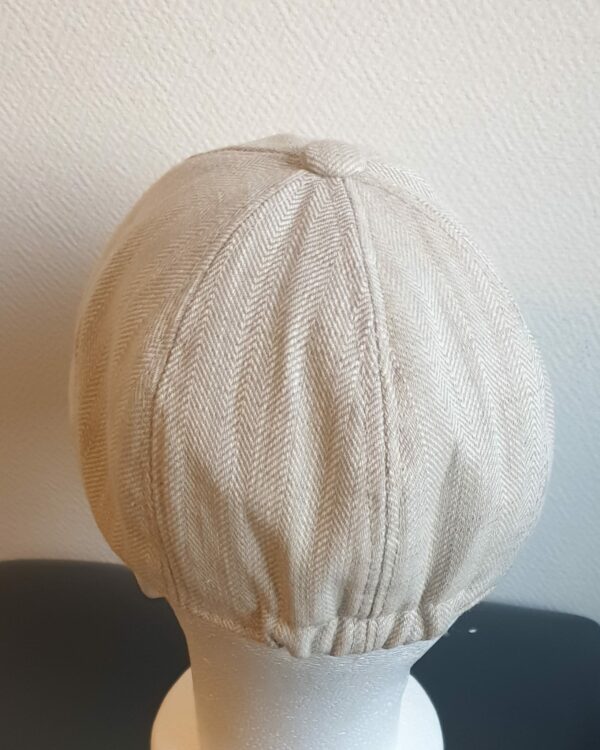 17.4Béret casquette d'été en beige, léger à porter et en tissu lin viscose. Entièrement doublé sur un textile polyester. Ajout d'une extension sous forme d'élastique à l'arrière pour la convenance. Taille : 57, 59.