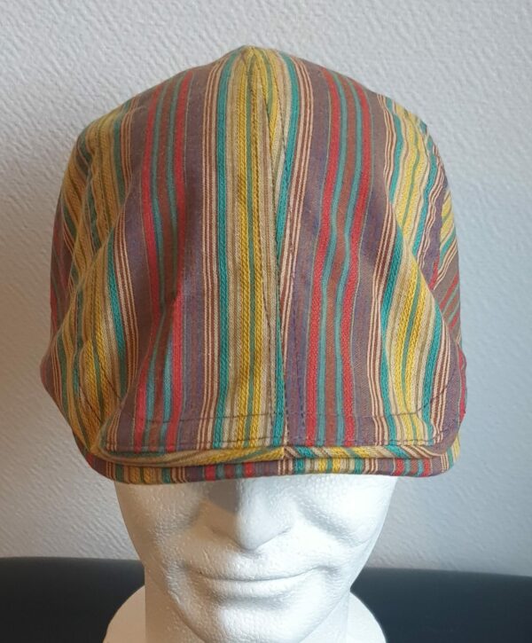 18.1Béret stylé tendance jaune moutarde, composé d'un doux tissu lin-viscose et entièrement doublé à l'intérieur. Réglable à l'arrière par un système de boucle de serrage facile à utiliser et s'adapte à toutes les formes de visage, fin ou rond. Ce couvre-chef agréable à porter, vous permettera de sublimer et renforcer votre look. Taille unique.
