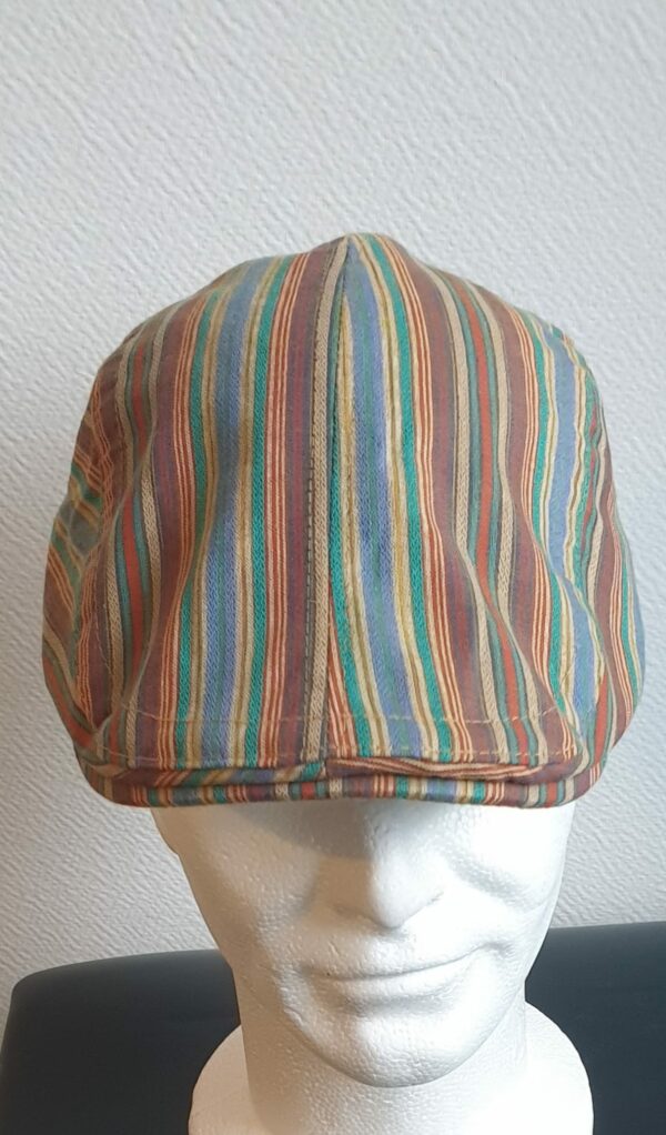 2.1Béret tendance caramel, composé d'un doux tissu lin-viscose et entièrement doublé. Réglable à l'arrière par un système de boucle de serrage facile à utiliser. Taille unique. Prix 19,95€