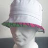2.1Bob tout en blanc sur un tissu 100% coton. L'ajout de deux poches latérales zipées apporte une touche harmonieuse à la confection. Les finitions en bordure sur le pourtour de ce couvre-chef sont en WAX et réalisées aux ateliers AnjeroCréation à Paris. Prix : 15.95€.