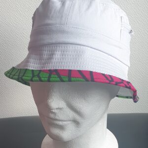 2.1Bob tout en blanc sur un tissu 100% coton. L'ajout de deux poches latérales zipées apporte une touche harmonieuse à la confection. Les finitions en bordure sur le pourtour de ce couvre-chef sont en WAX et réalisées aux ateliers AnjeroCréation à Paris. Prix : 15.95€.