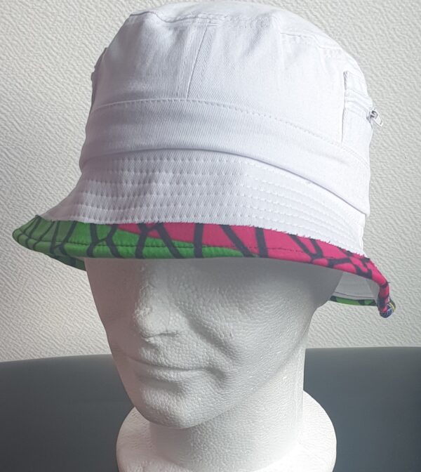 2.1Bob tout en blanc sur un tissu 100% coton. L'ajout de deux poches latérales zipées apporte une touche harmonieuse à la confection. Les finitions en bordure sur le pourtour de ce couvre-chef sont en WAX et réalisées aux ateliers AnjeroCréation à Paris. Prix : 15.95€.