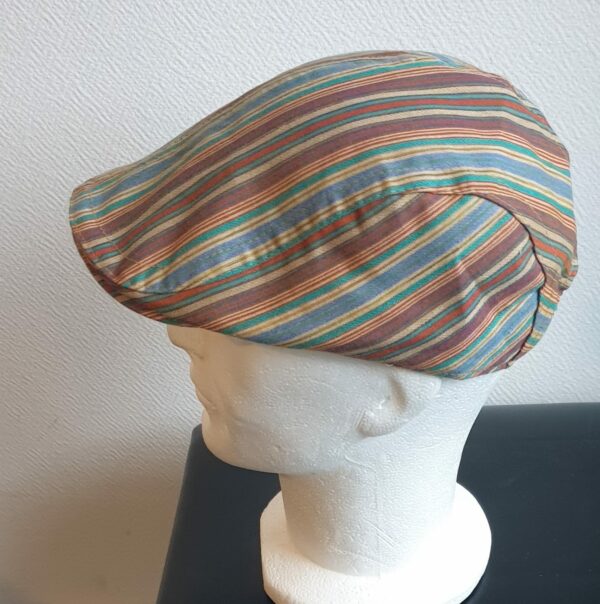 2.2Béret tendance caramel, composé d'un doux tissu lin-viscose et entièrement doublé. Réglable à l'arrière par un système de boucle de serrage facile à utiliser. Taille unique.