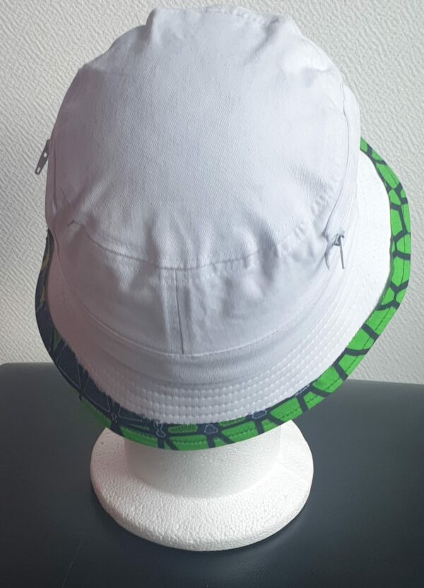 2.2Bob tout en blanc sur un tissu 100% coton. L'ajout de deux poches latérales zipées apporte une touche harmonieuse à la confection. Les finitions en bordure sur le pourtour de ce couvre-chef sont en WAX et réalisées aux ateliers AnjeroCréation.
