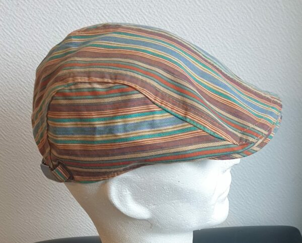 2.3Béret tendance caramel, composé d'un doux tissu lin-viscose et entièrement doublé. Réglable à l'arrière par un système de boucle de serrage facile à utiliser. Taille unique.