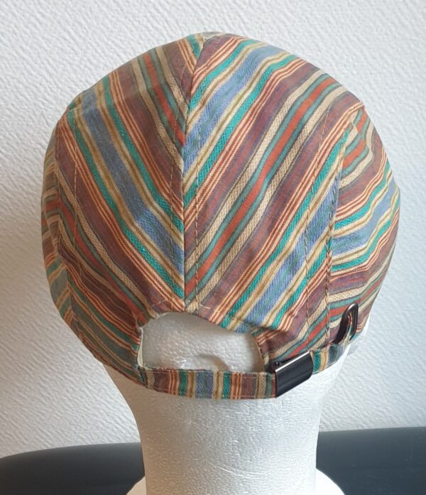 2.4Béret tendance caramel, composé d'un doux tissu lin-viscose et entièrement doublé. Réglable à l'arrière par un système de boucle de serrage facile à utiliser. Taille unique.