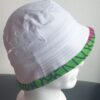 2.4Bob tout en blanc sur un tissu 100% coton. L'ajout de deux poches latérales zipées apporte une touche harmonieuse à la confection. Les finitions en bordure sur le pourtour de ce couvre-chef sont en WAX et réalisées aux ateliers AnjeroCréation.