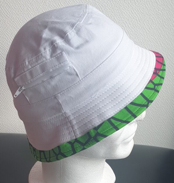 2.4Bob tout en blanc sur un tissu 100% coton. L'ajout de deux poches latérales zipées apporte une touche harmonieuse à la confection. Les finitions en bordure sur le pourtour de ce couvre-chef sont en WAX et réalisées aux ateliers AnjeroCréation.