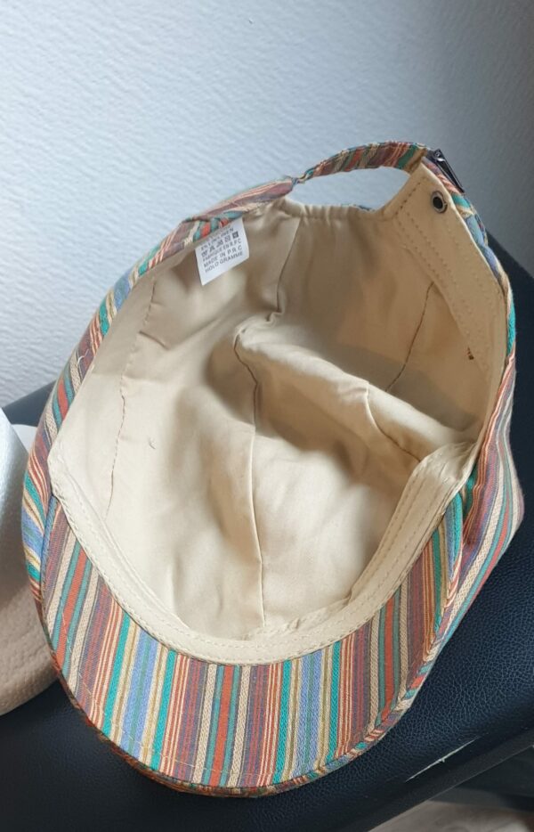 2.5Béret tendance caramel, composé d'un doux tissu lin-viscose et entièrement doublé. Réglable à l'arrière par un système de boucle de serrage facile à utiliser. Taille unique.