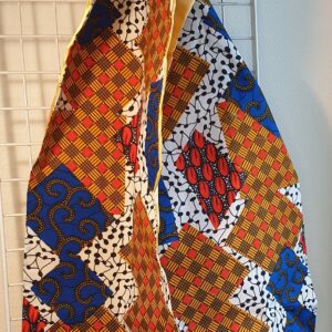 31Foulard réversible en coton wax avec une impression en forme cubique sur différents fonds de couleur. L'autre face est en satin couleur soleil. Chic et très doux à porter. Unisex. Dimension : 1,60m sur 0,32m. Entièrement confectionné aux ateliers AnjeroCréation à Paris.