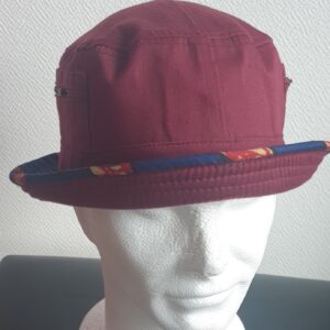 3.1Bob tout en rouge grenat sur un tissu 100% coton. L'ajout de deux poches latérales zipées apporte une touche harmonieuse à la confection. Les finitions en bordure sur le pourtour de ce couvre-chef sont en WAX et réalisées aux ateliers AnjeroCréation à Paris. Prix : 15.95€