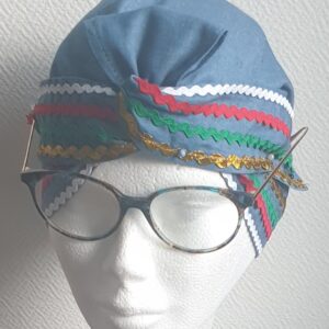 3.1Chapeau carabela en bleu clair cousu de zigzags quadricolors sur une tenue traditionnelle haïtienne. Taille uniforme. Entièrement conçu et réalisé aux ateliers AnjeroCréation à Paris. Prix :  29.95€.