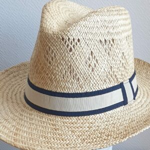 8.1Chapeau paille naturelle pour l'été, rafraichissant, confortable et léger à porter. Son style borsalino large bord légèrement relevé sur un montant remarqué et une entré de tête plus discrète, assorti d'un galon blanc aux bordures noires sont autant d'éléments lui confèrant un rendu singulier. Taille : 55, 57, 59, 59. Prix : 19.95€.