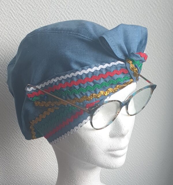 3.2Chapeau carabela en bleu clair cousu de zigzags quadricolors sur une tenue traditionnelle haïtienne. Taille uniforme. Entièrement conçu et réalisé aux ateliers AnjeroCréation à Paris.