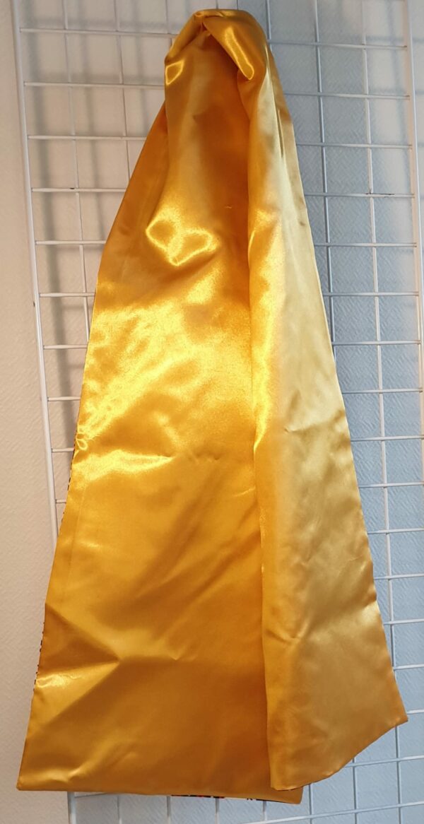 3.2Foulard réversible en coton wax avec une impression en forme cubique sur différents fonds de couleur. L'autre face est en satin couleur soleil. Chic et très doux à porter. Unisex. Dimension : 1,60m sur 0,32m. Entièrement confectionné aux ateliers AnjeroCréation à Paris.