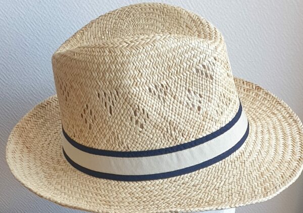 8.3Chapeau paille naturelle pour l'été, rafraichissant, confortable et léger à porter. Son style borsalino large bord légèrement relevé sur un montant remarqué et une entré de tête plus discrète, assorti d'un galon blanc aux bordures noires sont autant d'éléments lui confèrant un rendu singulier. Taille : 55, 57, 59, 59.