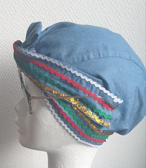 3.3Chapeau carabela en bleu clair cousu de zigzags quadricolors sur une tenue traditionnelle haïtienne. Taille uniforme. Entièrement conçu et réalisé aux ateliers AnjeroCréation à Paris.