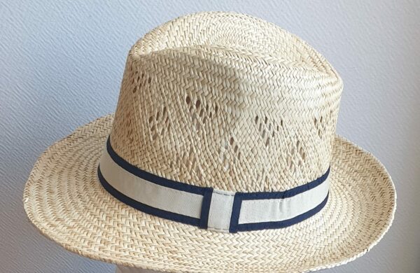 8.4Chapeau paille naturelle pour l'été, rafraichissant, confortable et léger à porter. Son style borsalino large bord légèrement relevé sur un montant remarqué et une entré de tête plus discrète, assorti d'un galon blanc aux bordures noires sont autant d'éléments lui confèrant un rendu singulier. Taille : 55, 57, 59, 59.