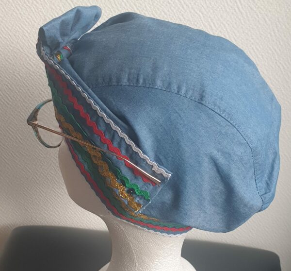 3.4Chapeau carabela en bleu clair cousu de zigzags quadricolors sur une tenue traditionnelle haïtienne. Taille uniforme. Entièrement conçu et réalisé aux ateliers AnjeroCréation à Paris.