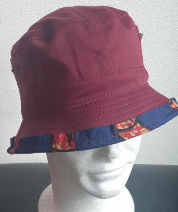 3.5Bob tout en rouge grenat sur un tissu 100% coton. L'ajout de deux poches latérales zipées apporte une touche harmonieuse à la confection. Les finitions en bordure sur le pourtour de ce couvre-chef sont en WAX et réalisées aux ateliers AnjeroCréation.